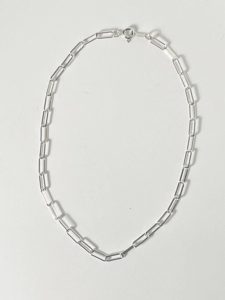 デコルテを美しく。洗練された輝きを放つ、上品な38cmチェーンネックレスの画像